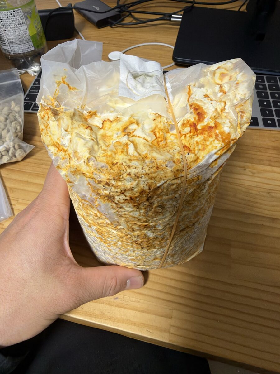 箱から出したなめこの菌床